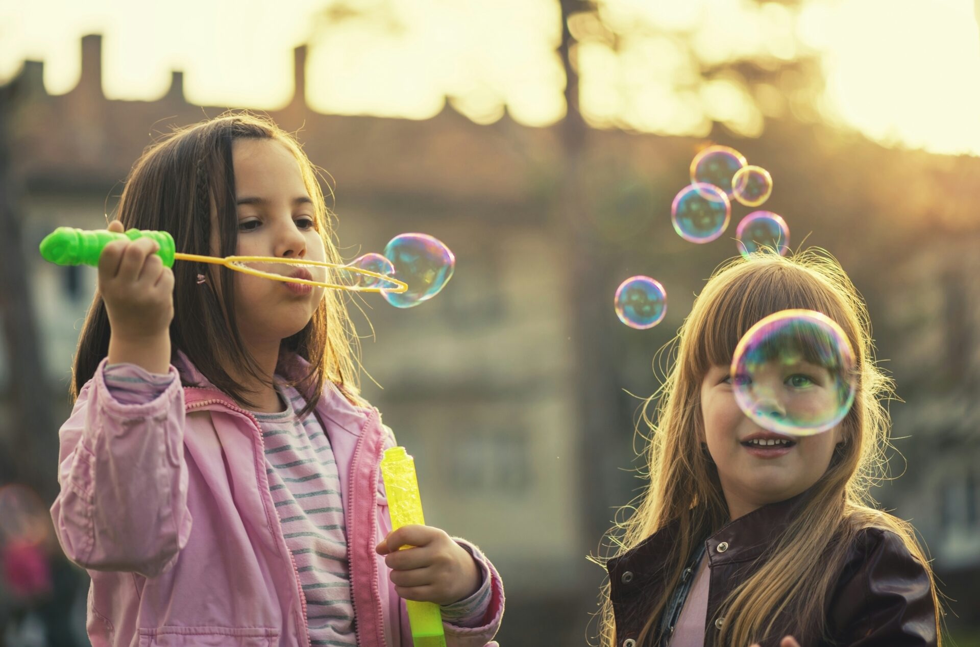 Kinder pusten Seifenblasen und beobachten dabei ihr Ausatmen
