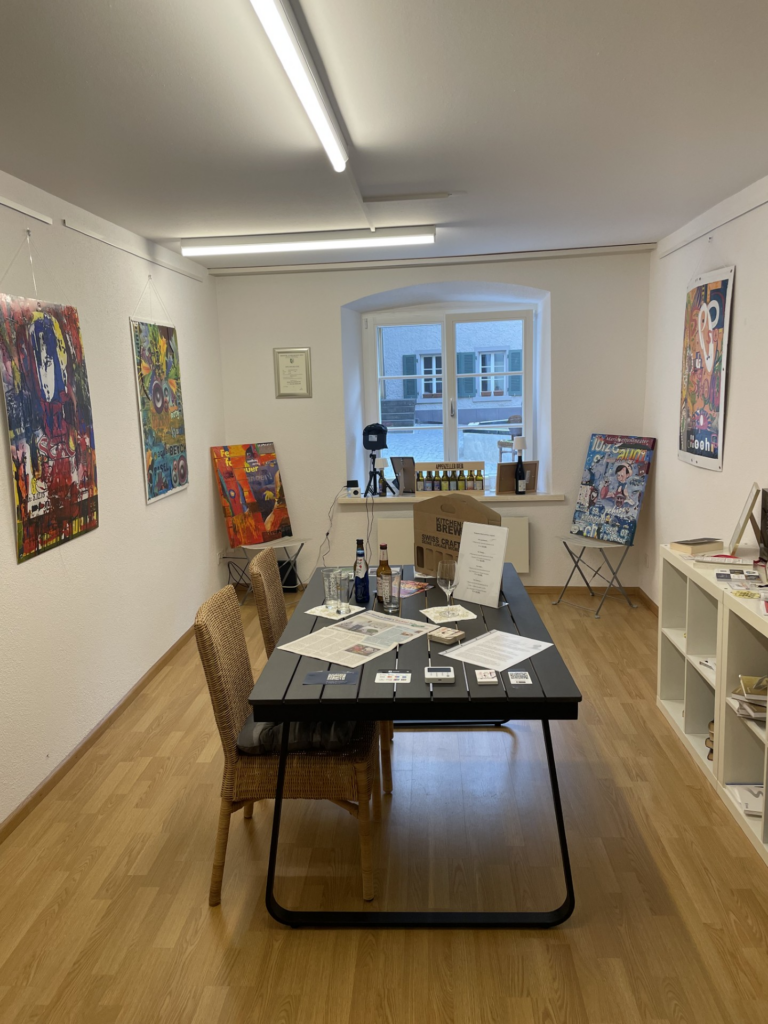 Innenraum der Galerie Alkoholfrei in Laufenburg mit Kunstwerken und alkoholfreien Getränken