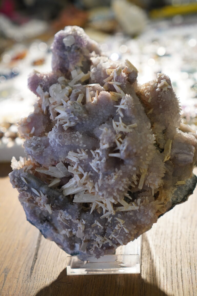 Welcher Stein passt zu dir? Violetter Mineralstein mit feinen Kristallstrukturen