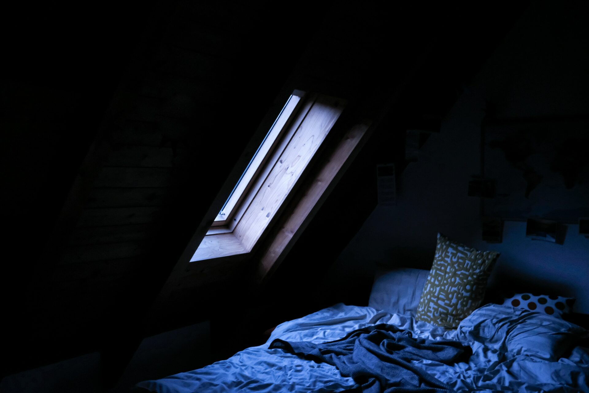 Heisses Dachzimmer während einer Tropennacht