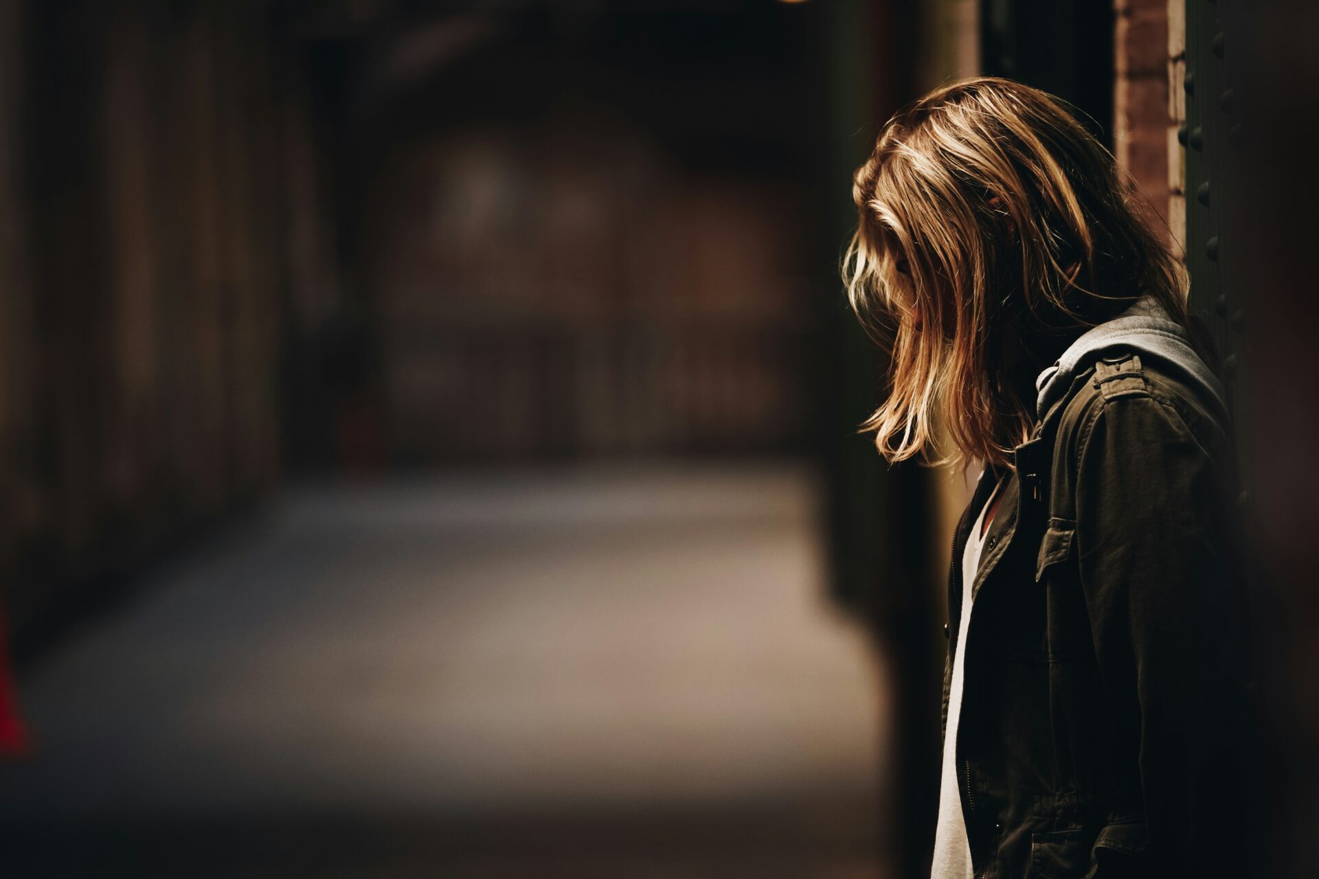 weniger sex junge generation, nachdenkliche junge Frau allein