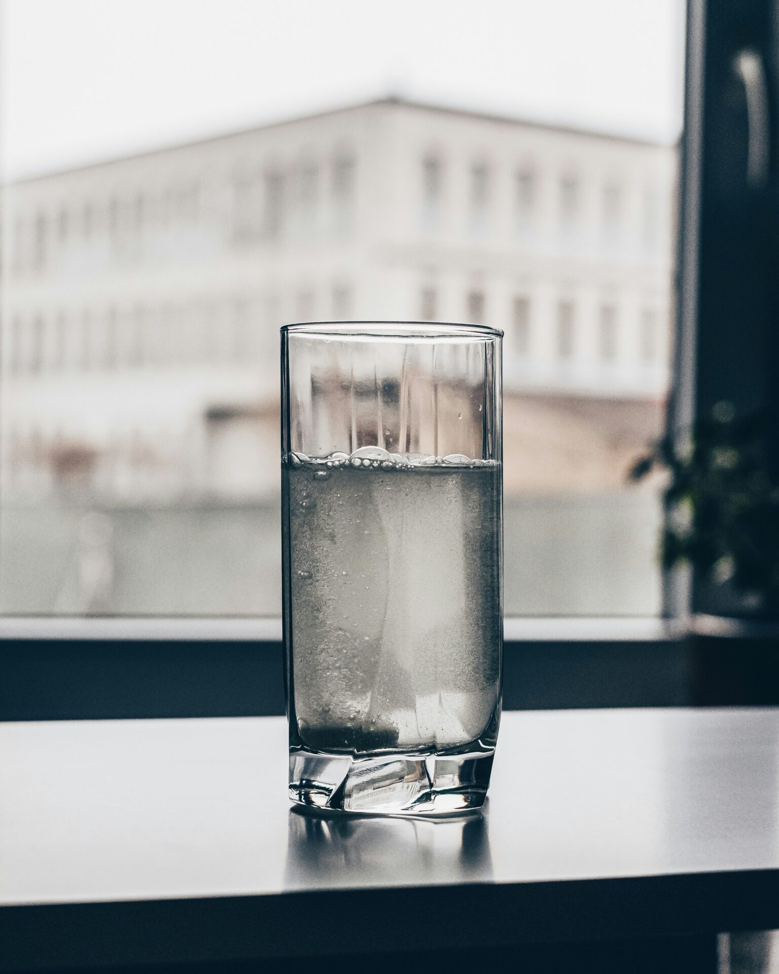 ernährung bei hitze, Glas mit eiskaltem Getränk auf einem Tisch