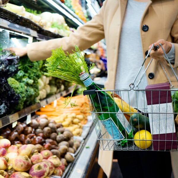 tofu statt fleischersatz, Person kauft Gemüse und pflanzliche Lebensmittel im Supermarkt