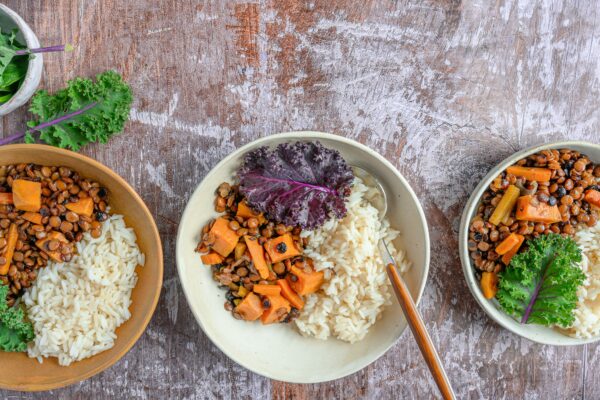 fibermaxxing ballaststoffe, Bowl mit Linsen, Gemüse und Reis