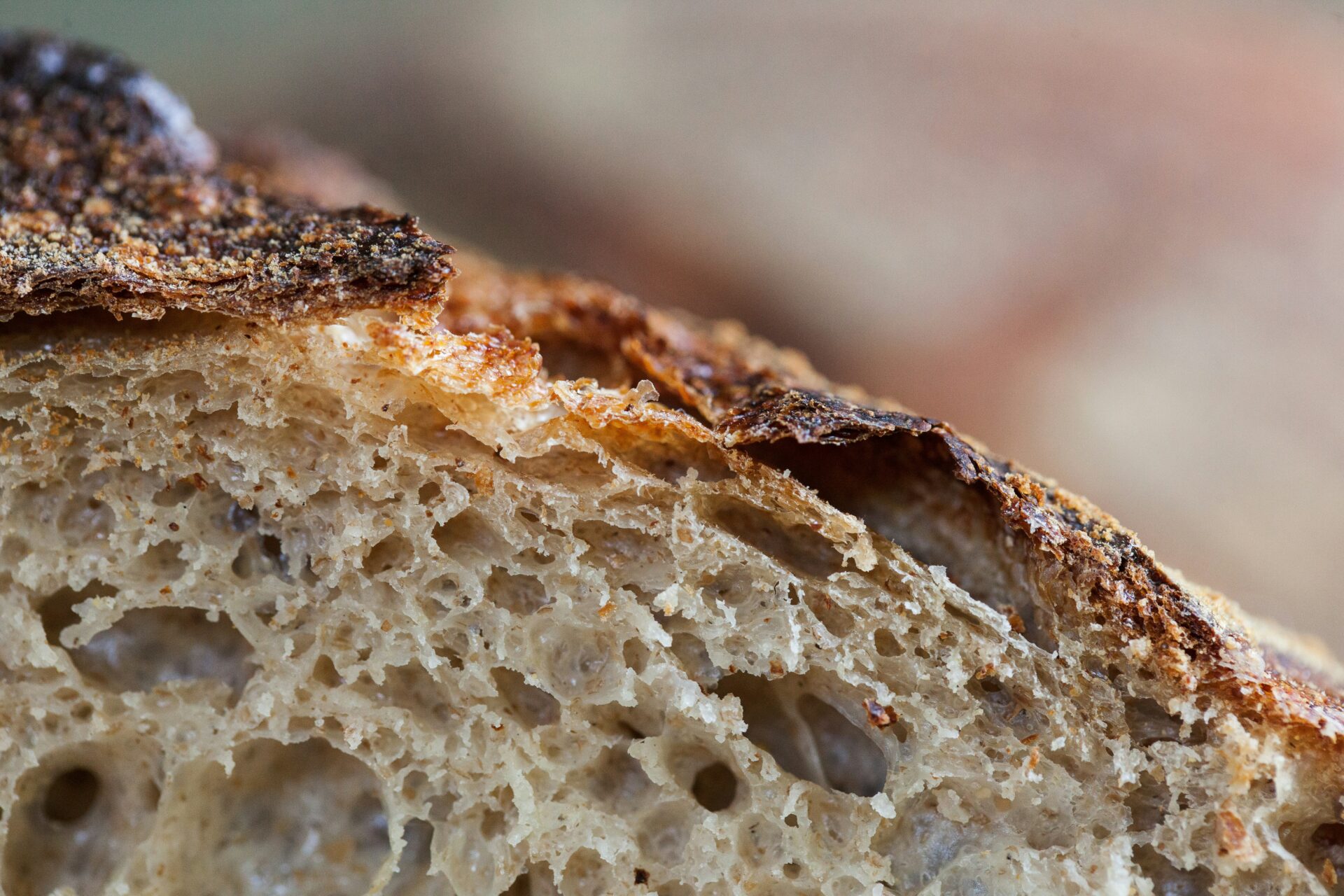 vollkornbrot ballaststoffe, Nahaufnahme eines rustikalen Brotes