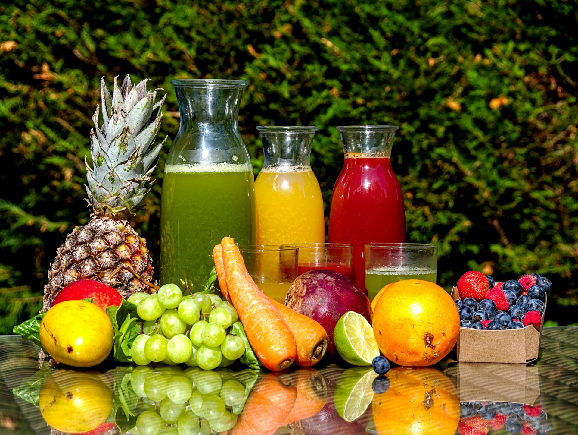 Fruchtsäfte und Obst als Symbol für beworbene Cortisol Detox Cocktails