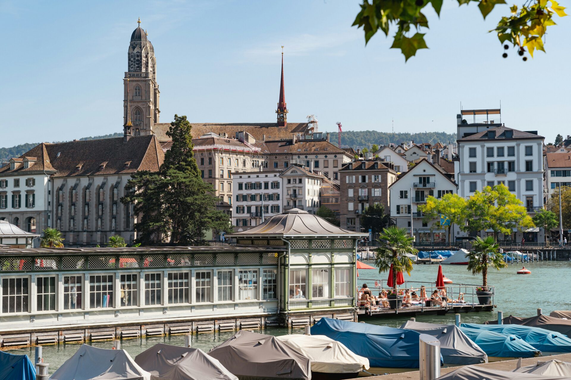 Zürich an einem sonnigen Sommertag während der Hitze