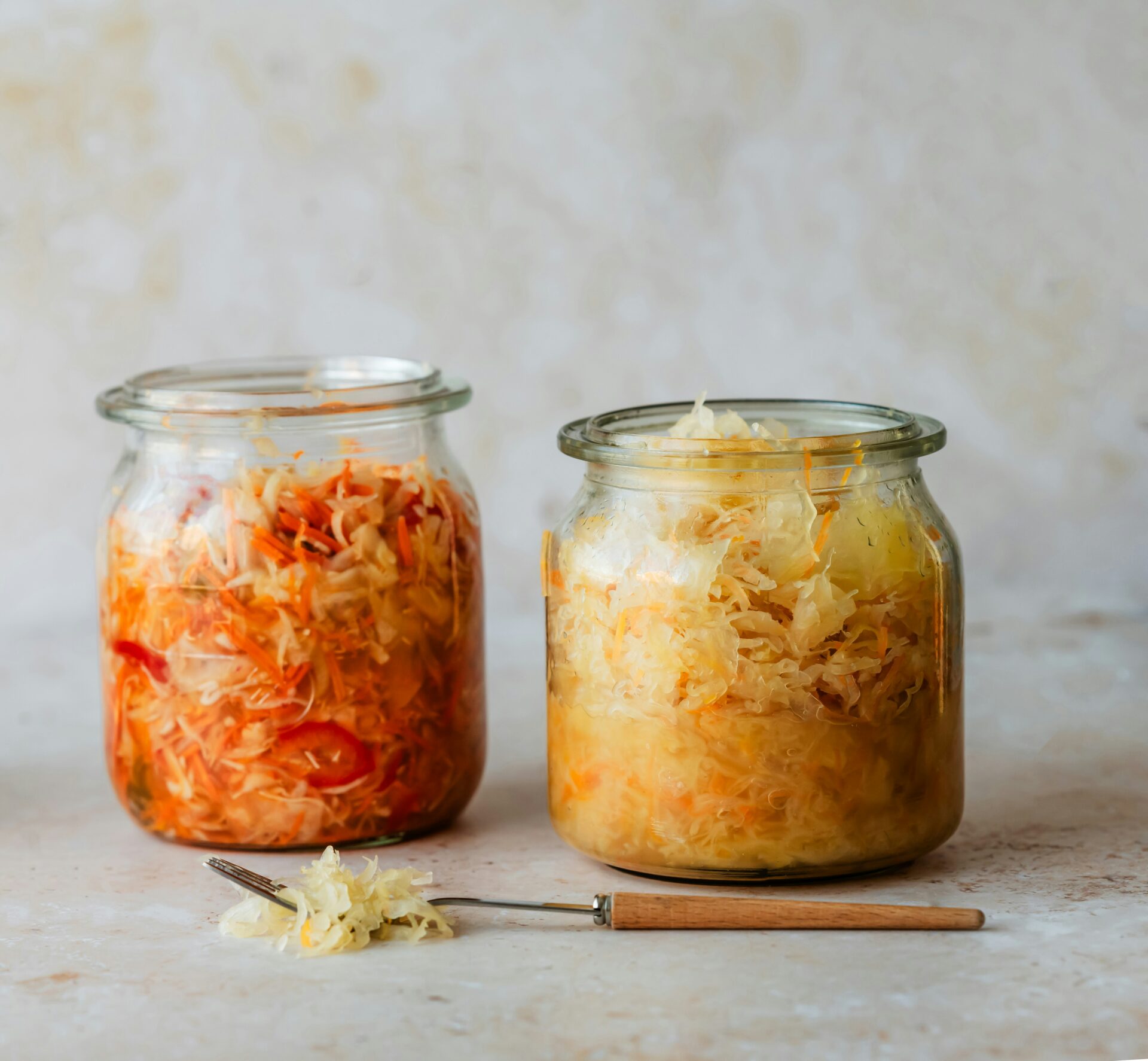Fermentierte Lebensmittel für den Darm mit Sauerkraut und fermentiertem Gemüse im Glas