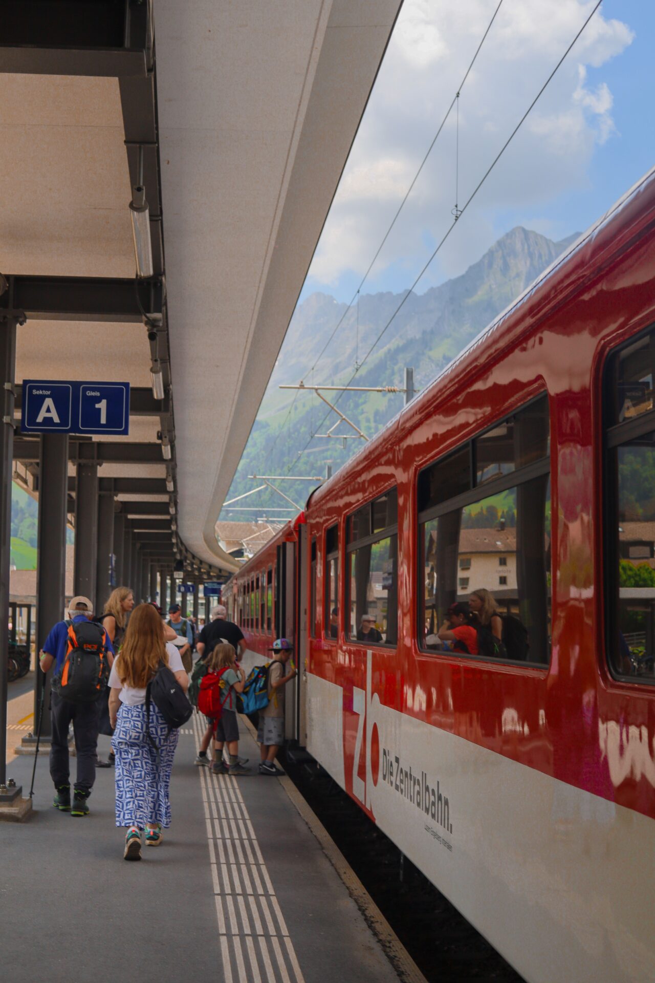 Reisende an einem Schweizer Bahnhof bei der Rückkehr aus den Ferien