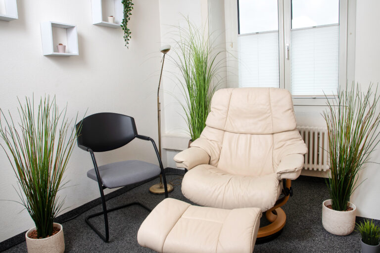 Behandlungsraum für Hypnose mit Sessel und Stuhl