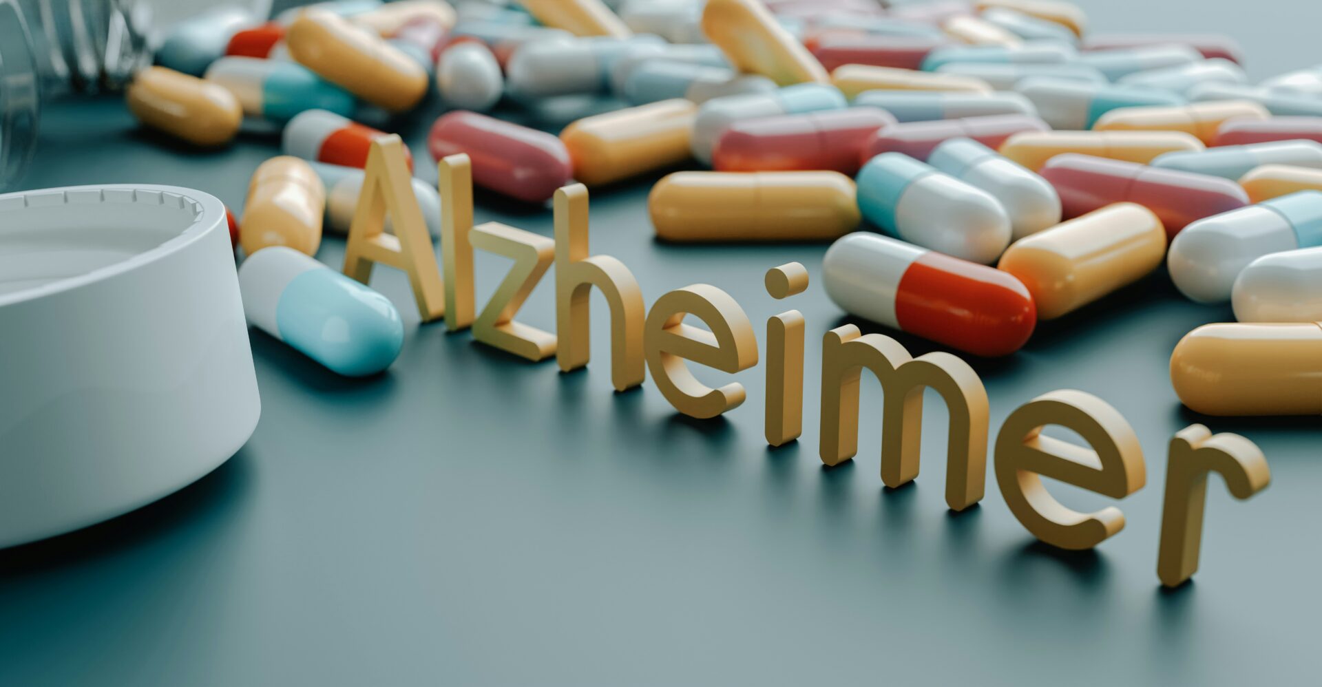 Alzheimer-Schriftzug vor verschiedenfarbigen Kapseln