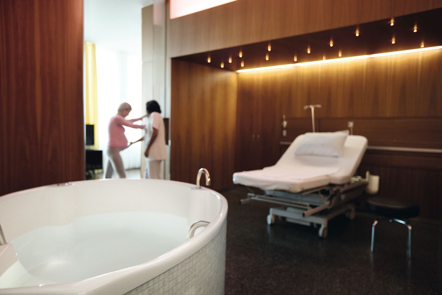 Gebärzimmer der Klinik Hirslanden mit Geburtswanne und Bett