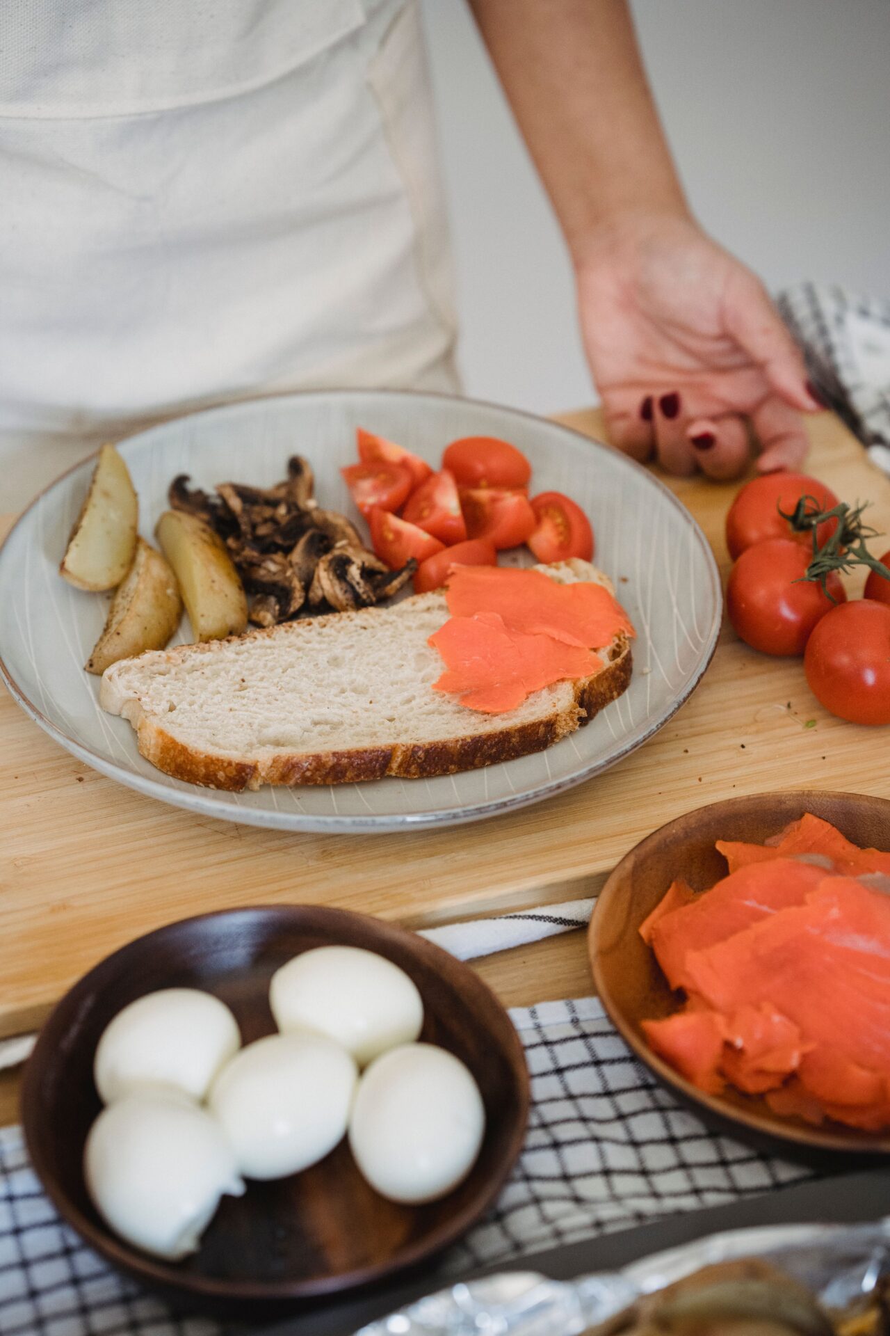 Lachs, Eier und Pilze als Lebensmittel auf einem Tisch