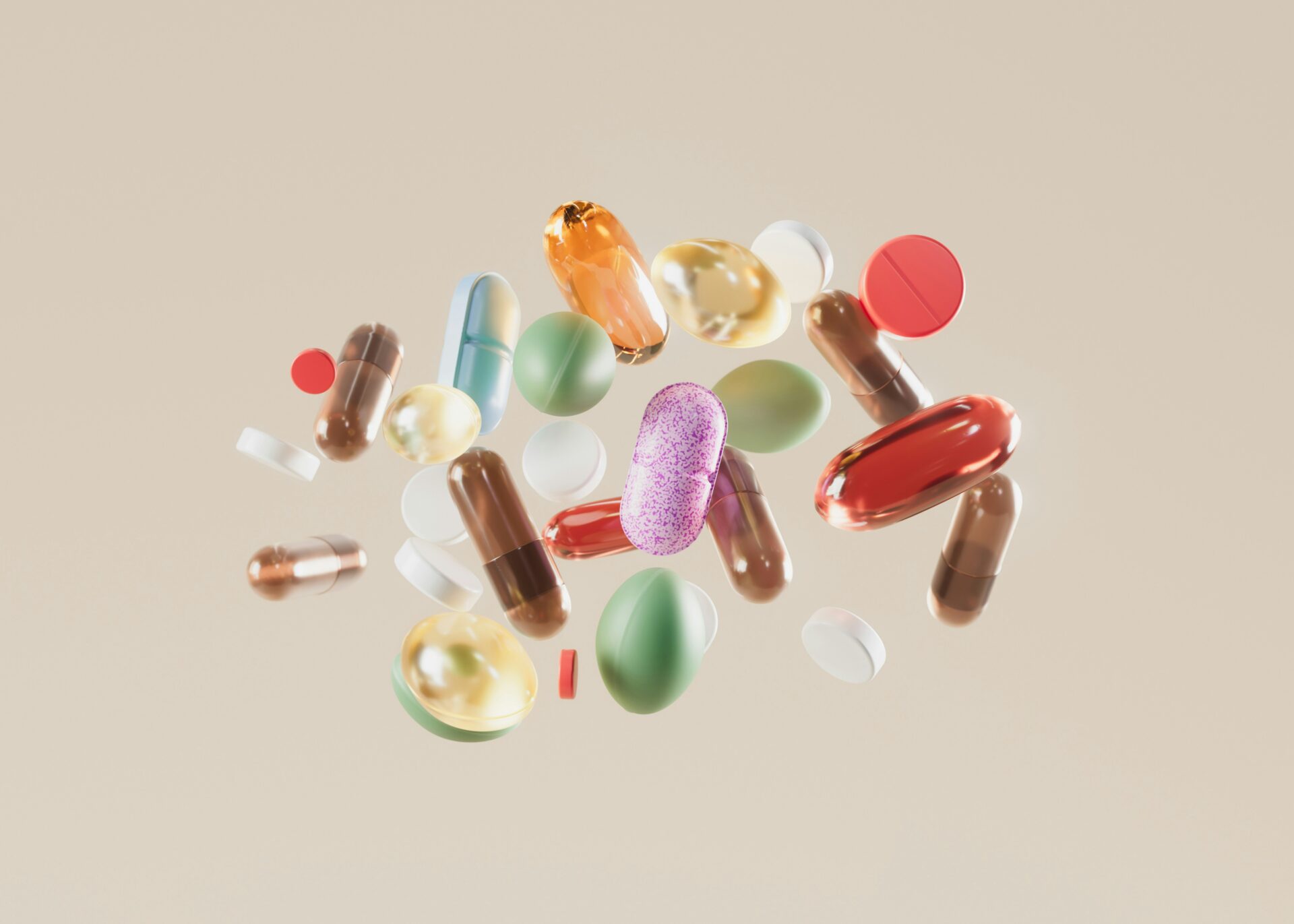 Verschiedene Kapseln und Tabletten vor hellem Hintergrund