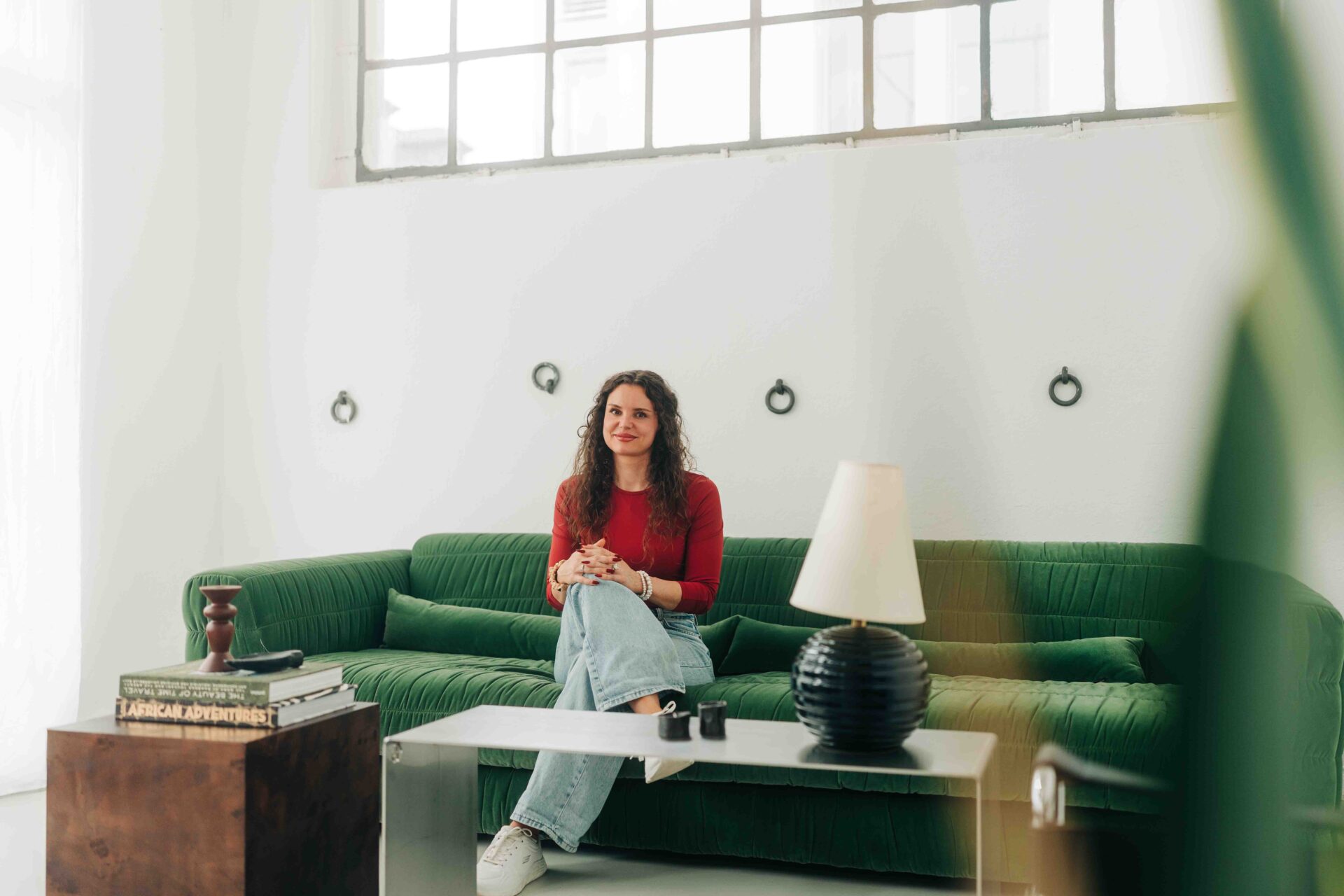 Nicola Leonie Schinz sitzt auf einem grünen Sofa