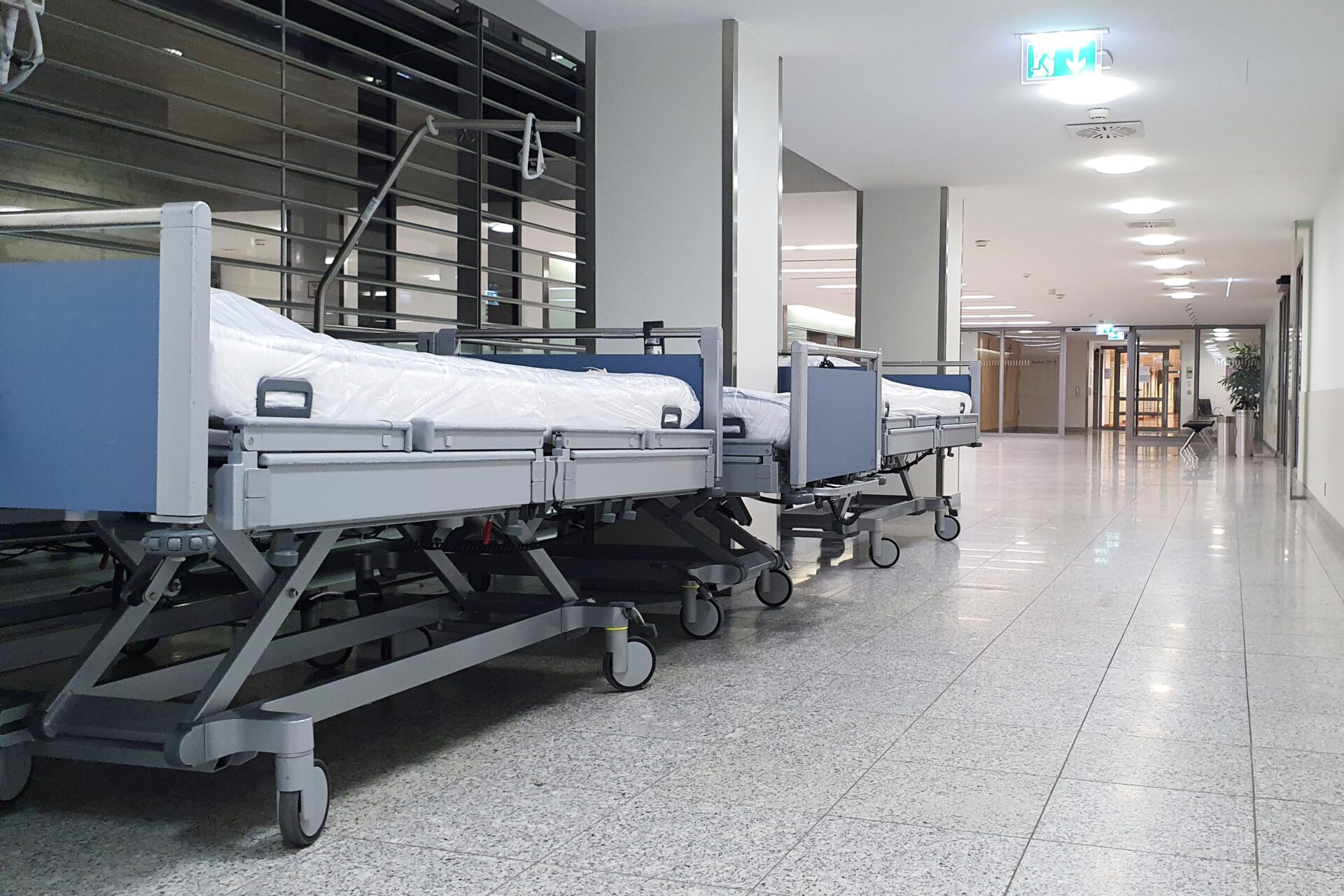 Spitalgang mit mehreren bereitstehenden Krankenhausbetten