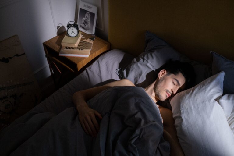 Schlafender Mann in einem nachts schwach beleuchteten Schlafzimmer
