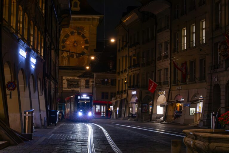 Nächtliche Altstadt von Bern mit Uhr und Tram